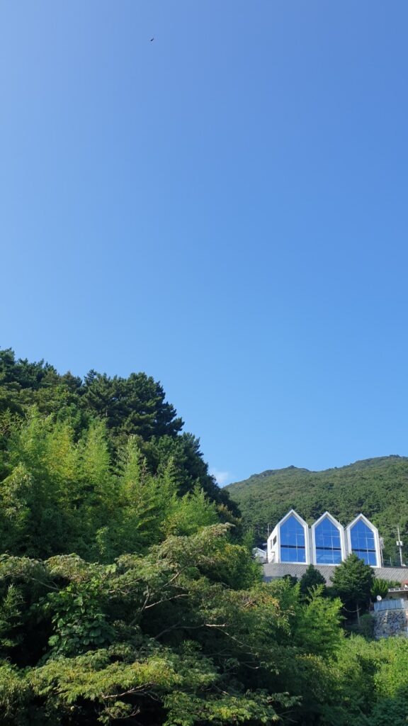 통유리창으로 된 외관